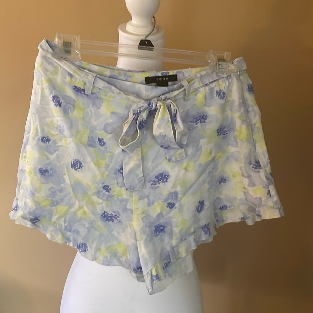 Forever 21 Floral Shorts Size Medium